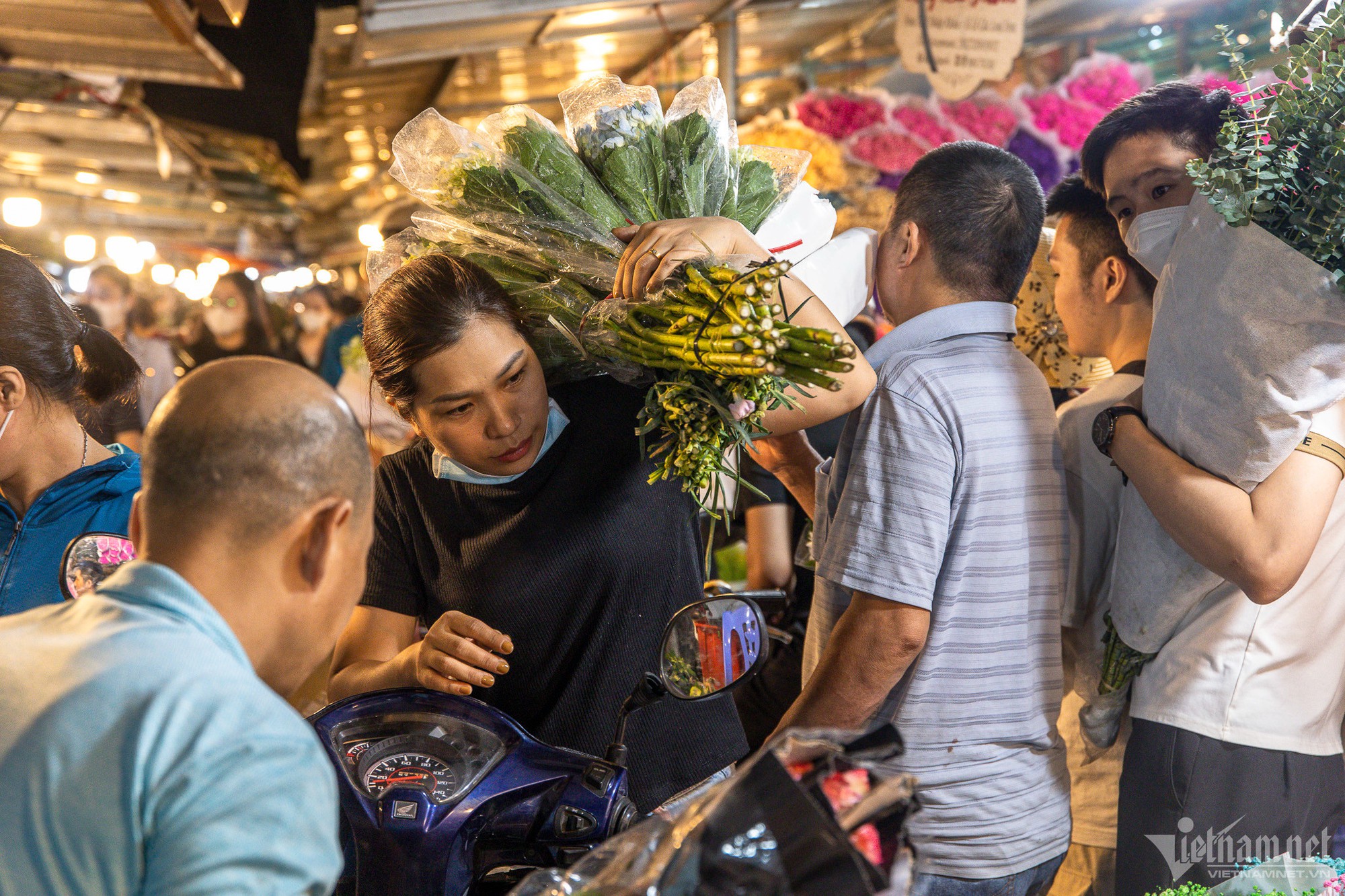 Người dân ùn ùn đổ về chợ hoa đêm lớn nhất Hà Nội - Ảnh 11.