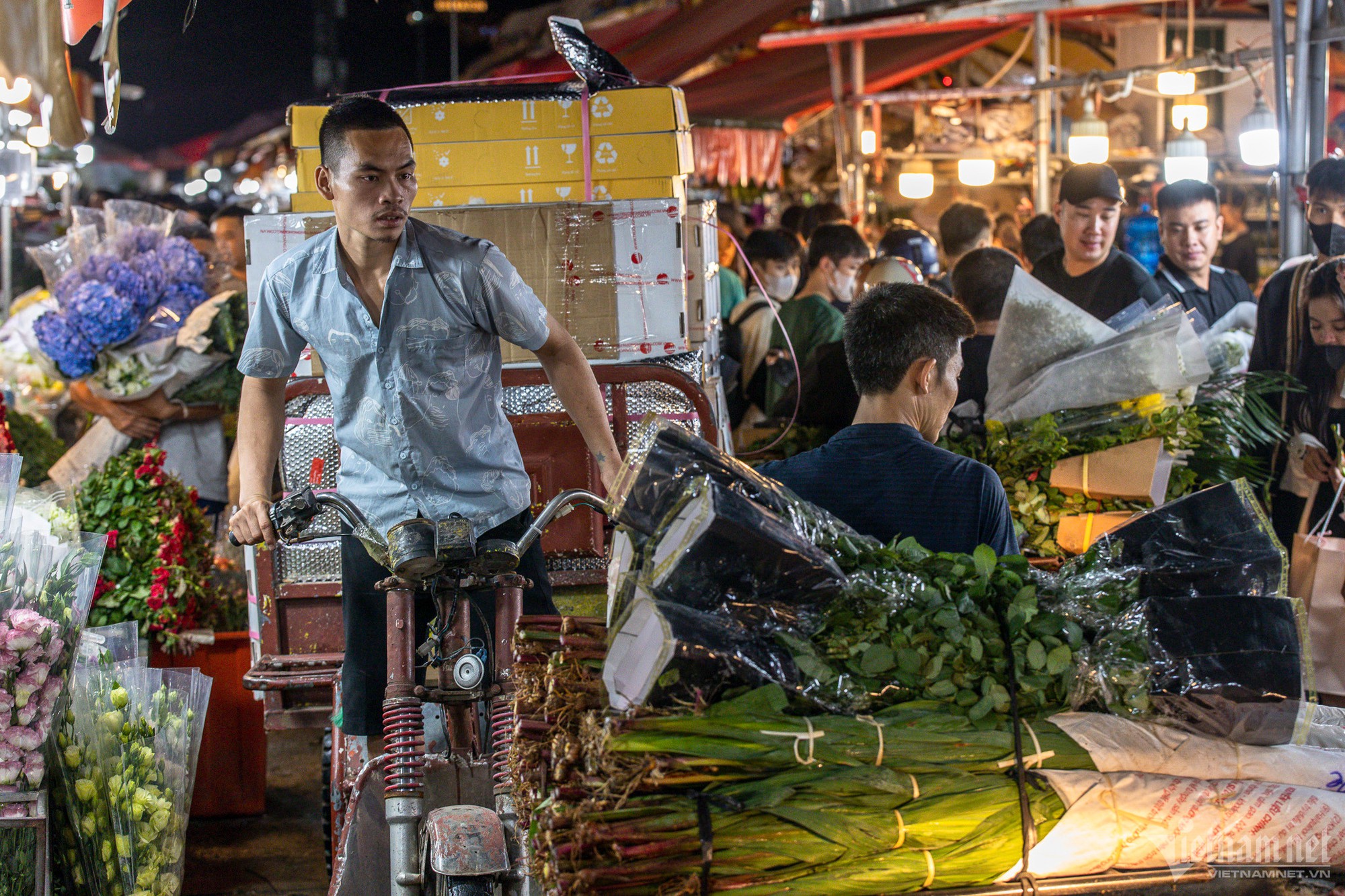 Người dân ùn ùn đổ về chợ hoa đêm lớn nhất Hà Nội - Ảnh 12.