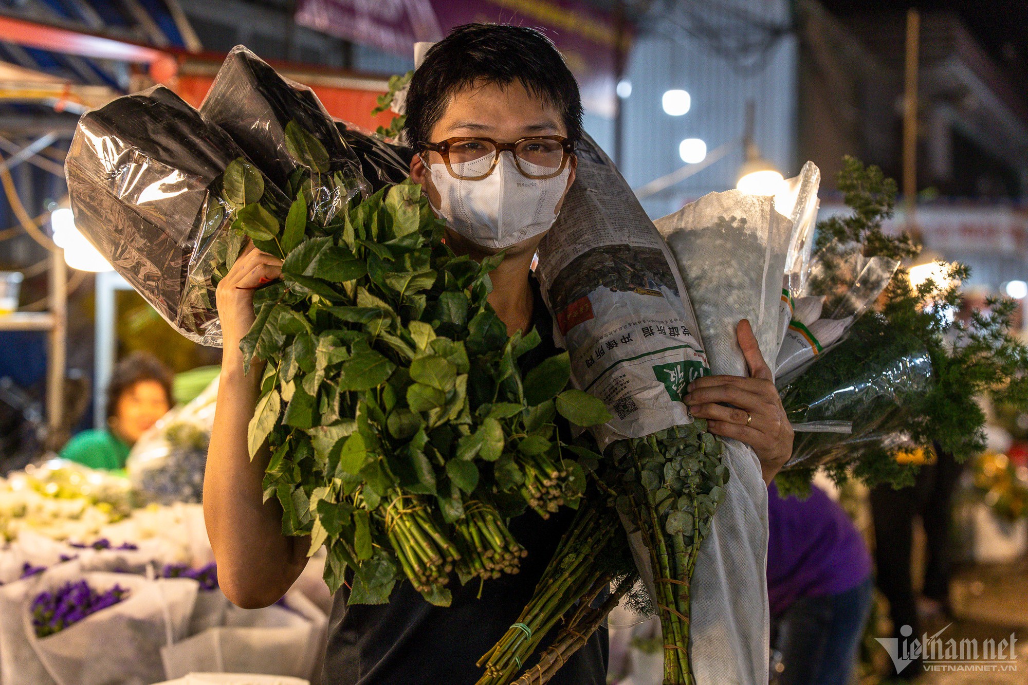 Người dân ùn ùn đổ về chợ hoa đêm lớn nhất Hà Nội - Ảnh 14.