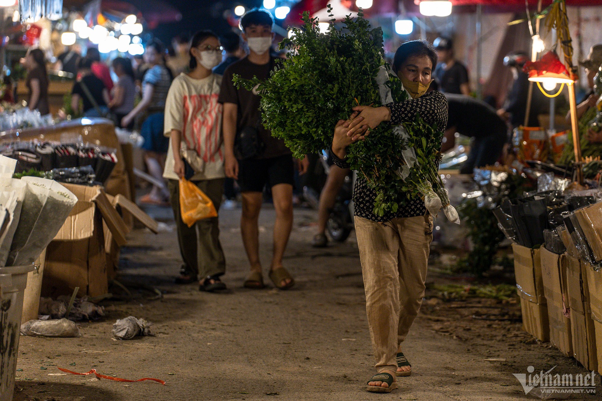 Người dân ùn ùn đổ về chợ hoa đêm lớn nhất Hà Nội - Ảnh 2.