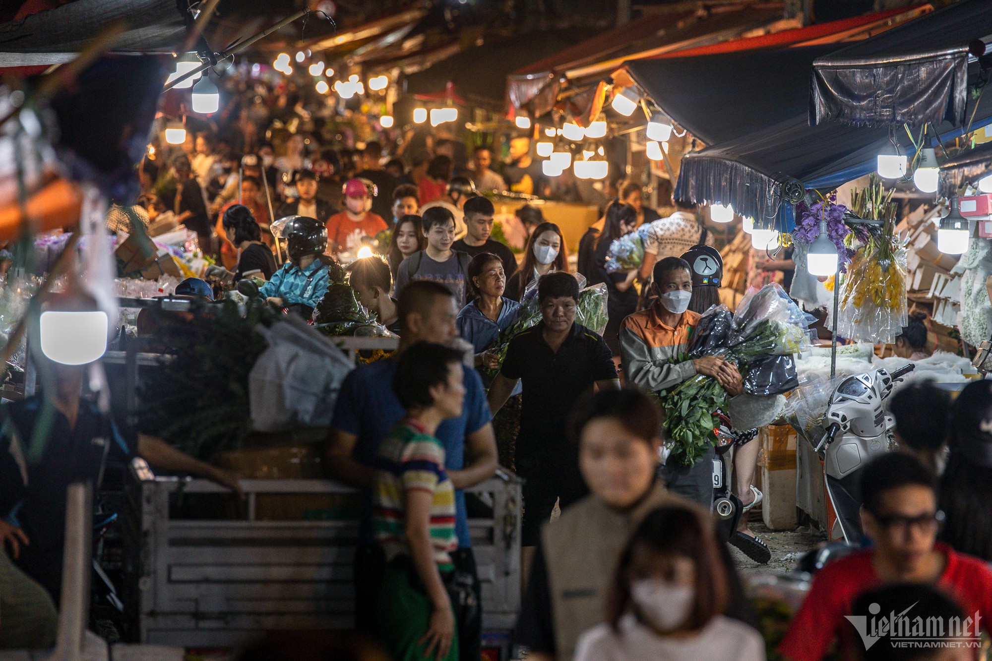 Người dân ùn ùn đổ về chợ hoa đêm lớn nhất Hà Nội - Ảnh 1.