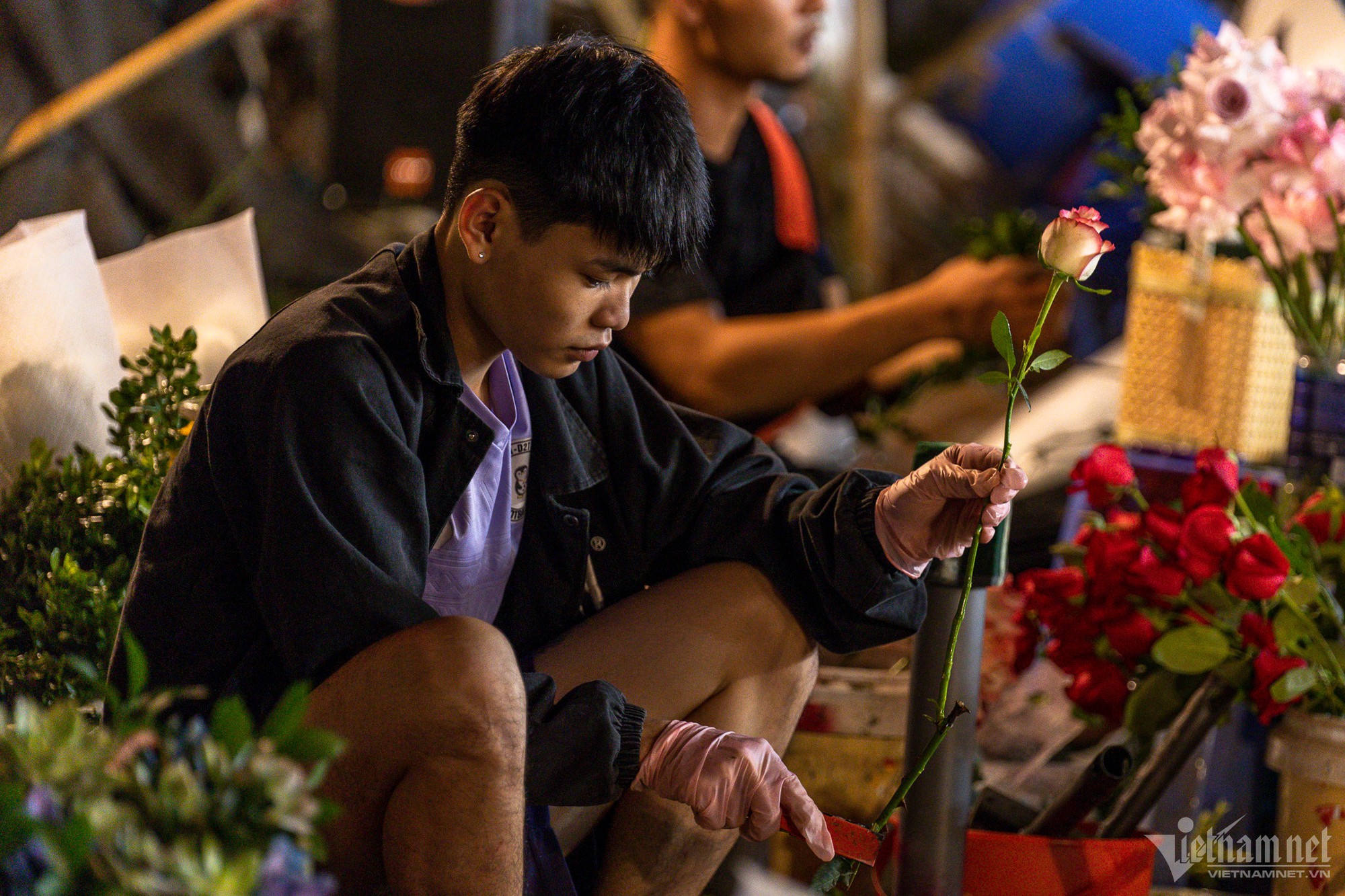 Người dân ùn ùn đổ về chợ hoa đêm lớn nhất Hà Nội - Ảnh 4.