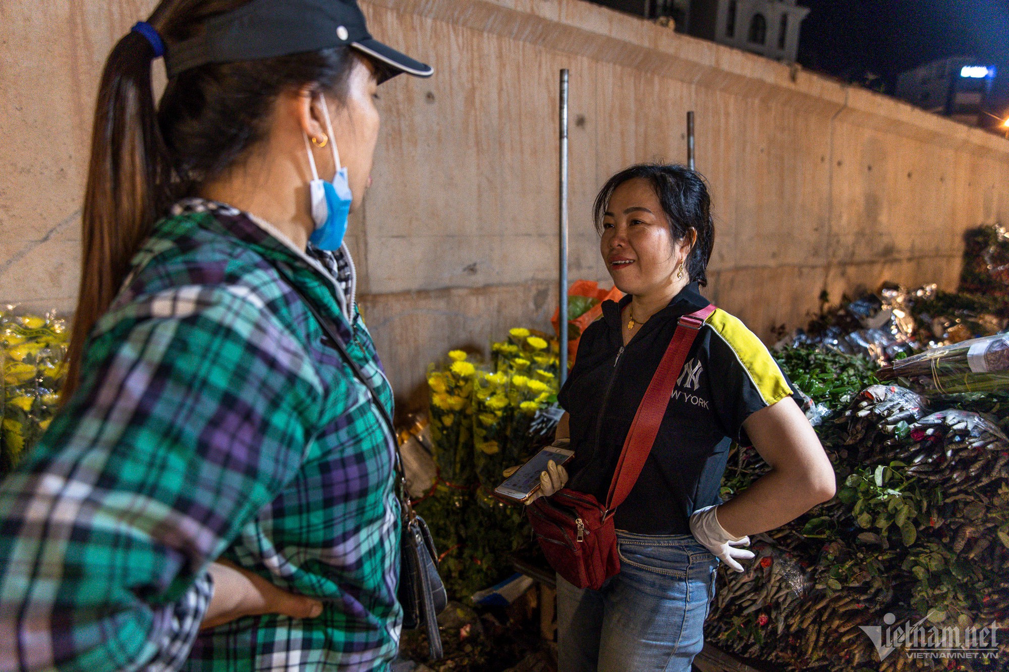 Người dân ùn ùn đổ về chợ hoa đêm lớn nhất Hà Nội - Ảnh 6.
