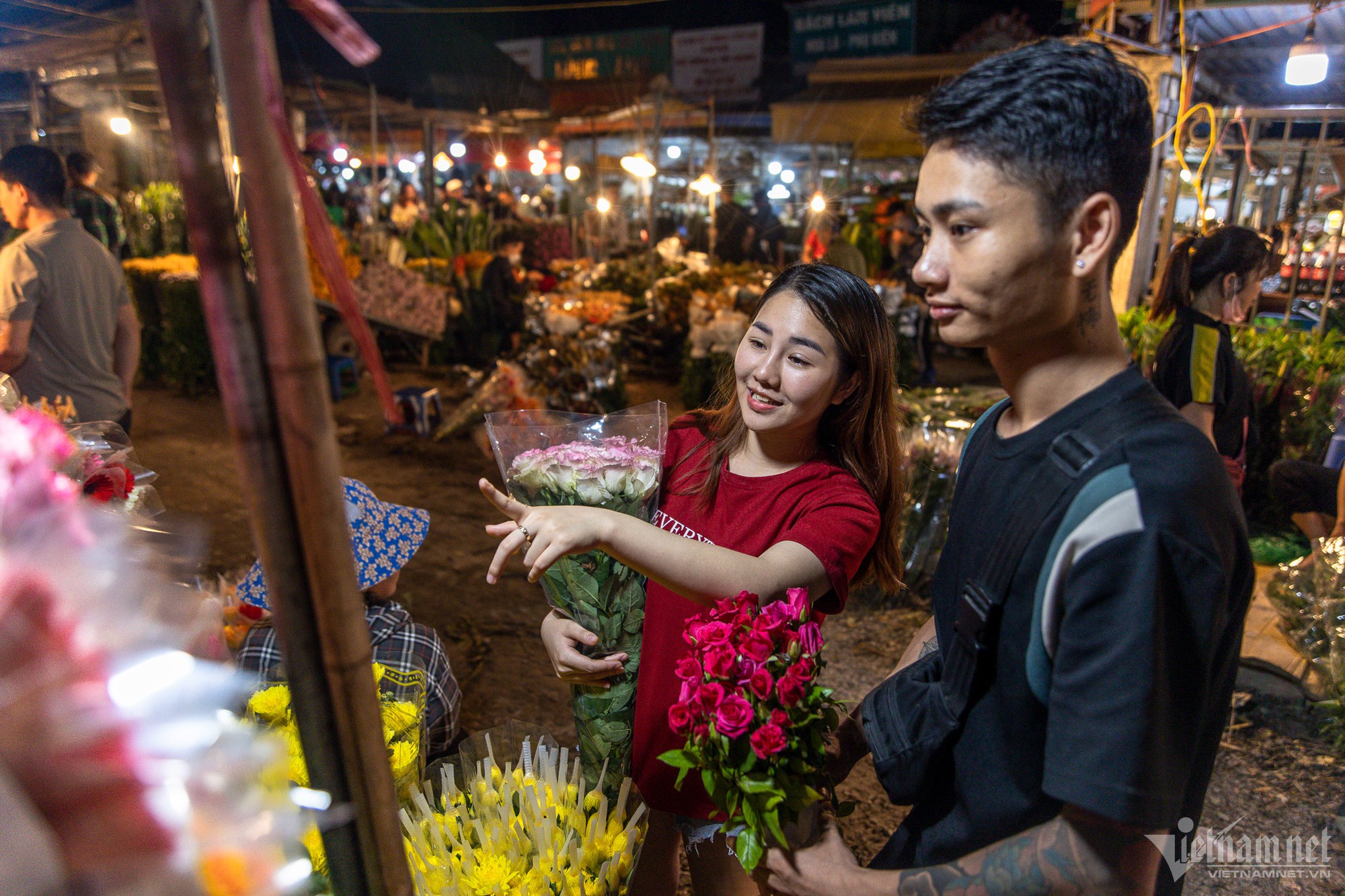 Người dân ùn ùn đổ về chợ hoa đêm lớn nhất Hà Nội - Ảnh 7.