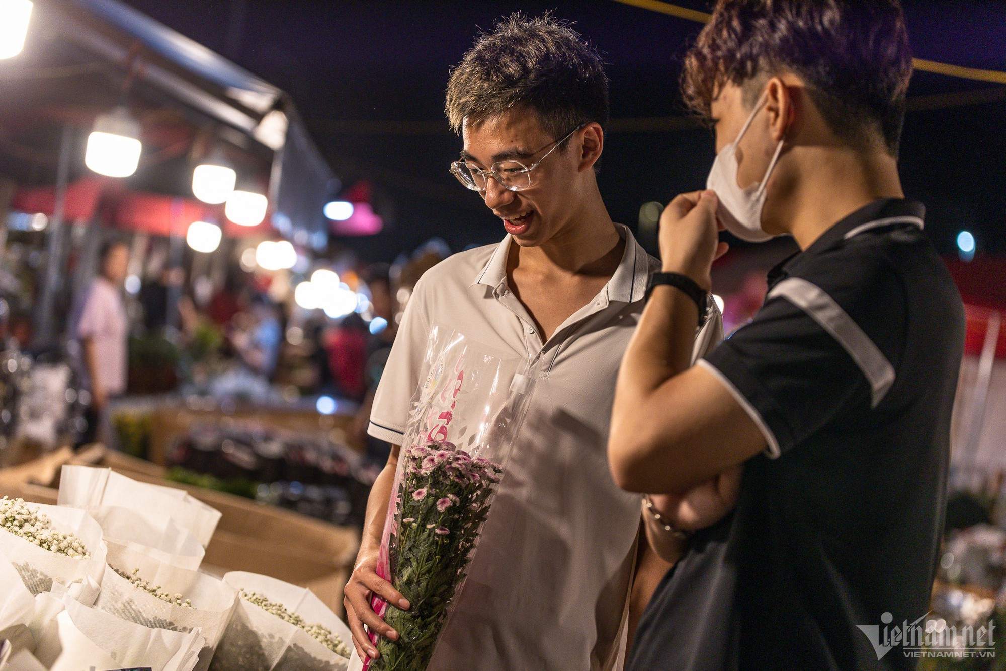 Người dân ùn ùn đổ về chợ hoa đêm lớn nhất Hà Nội - Ảnh 8.