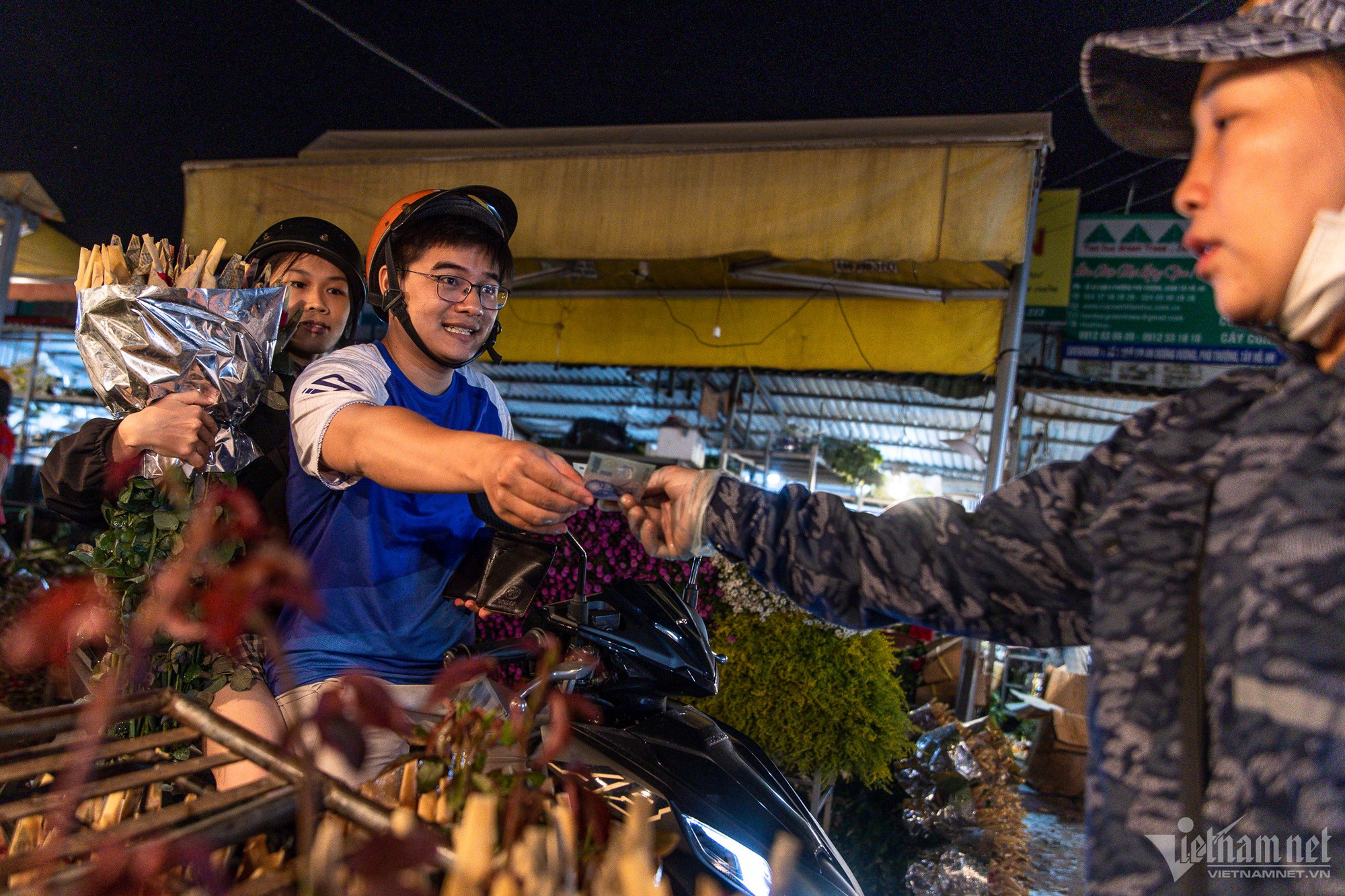 Người dân ùn ùn đổ về chợ hoa đêm lớn nhất Hà Nội - Ảnh 9.