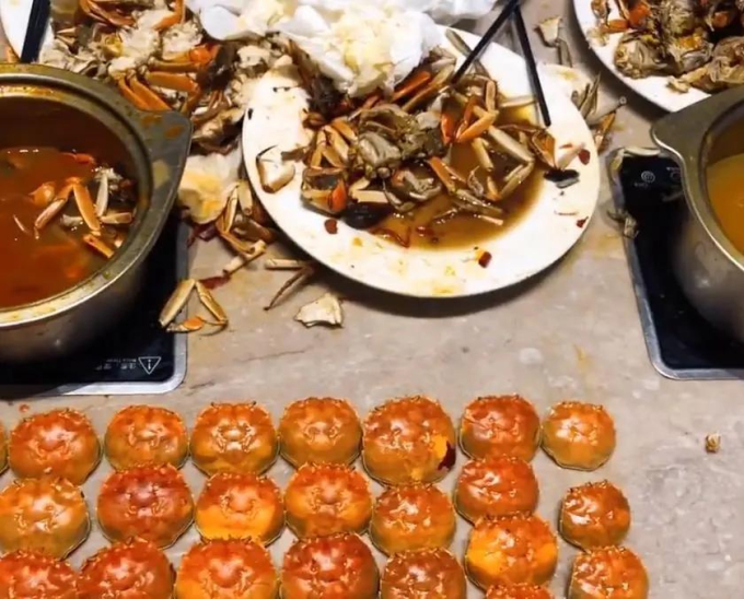 Đi ăn buffet trả 100 nghìn đồng/người, 6 cô gái để lại &quot;thành quả&quot; trên bàn khiến chủ nhà hàng lập tức quay clip đăng lên mạng - Ảnh 3.