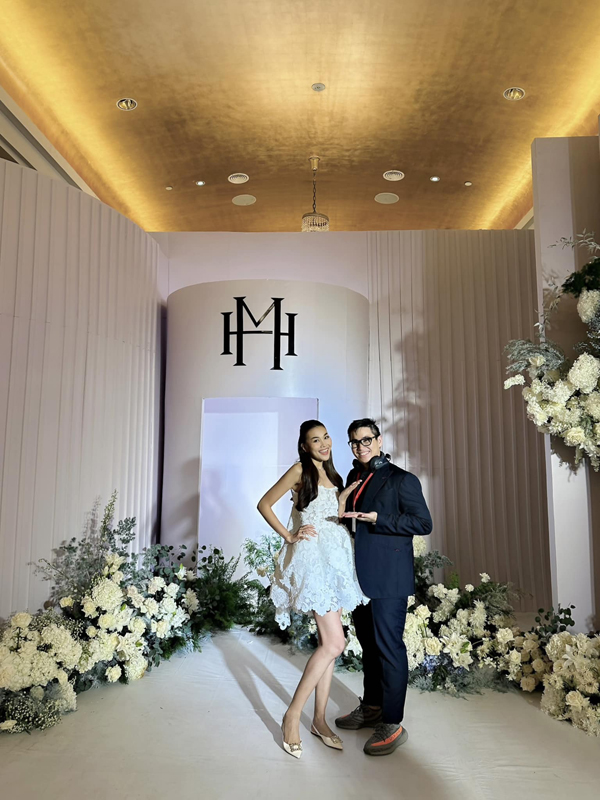 Giống hệt Hoa hậu Đỗ Mỹ Linh, cô dâu Thanh Hằng làm điều tinh tế cho chú rể nhạc trưởng trong đám cưới - Ảnh 2.
