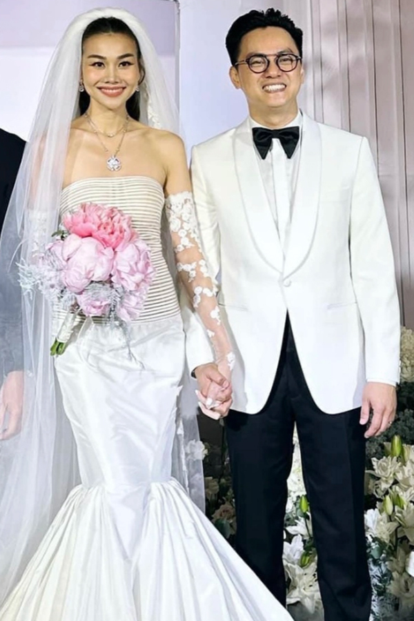Giống hệt Hoa hậu Đỗ Mỹ Linh, cô dâu Thanh Hằng làm điều tinh tế cho chú rể nhạc trưởng trong đám cưới - Ảnh 5.