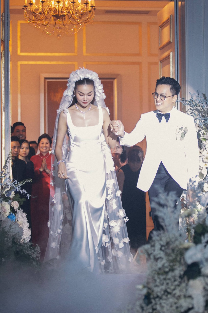 Ảnh cưới đẹp như mơ của Thanh Hằng và chồng nhạc trưởng - Ảnh 6.