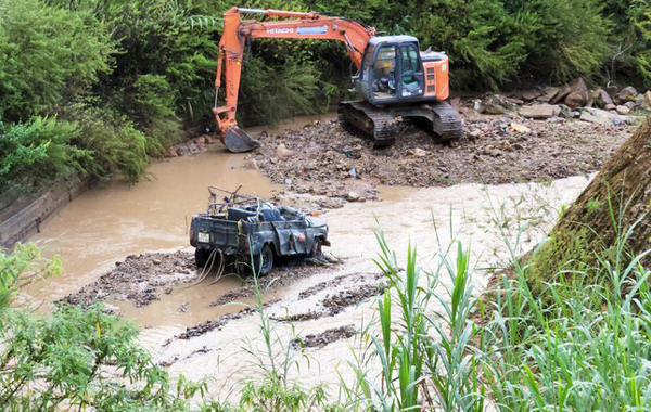 Tin sáng 25/10: Sức khỏe người phụ nữ tự thiêu vì ghen tuông; tin mới nhất về 4 du khách bị lũ cuốn khi đi chơi - Ảnh 3.