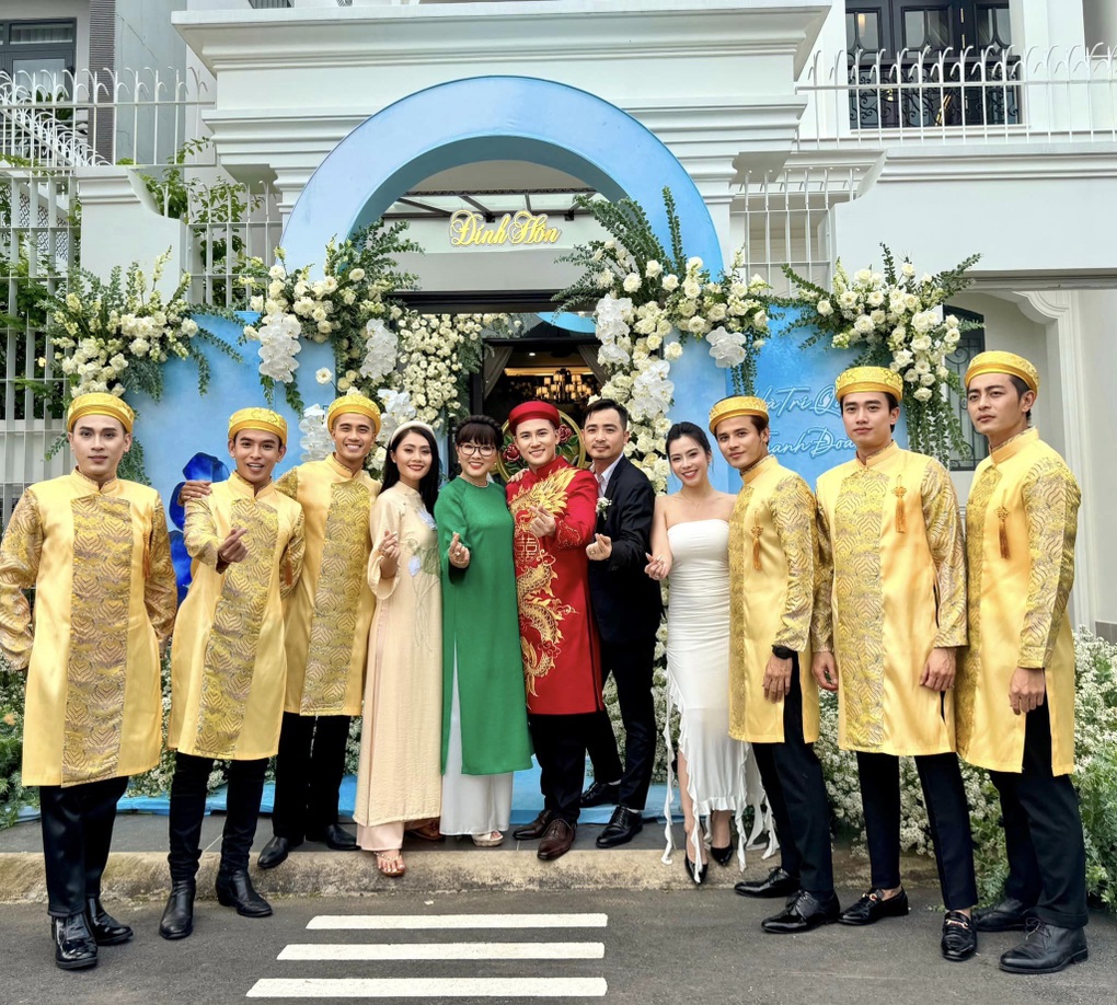 Những hình ảnh đầu tiên trong biệt thự của cặp đôi đồng tính vừa gây xôn xao bởi đám hỏi hoành tráng - Ảnh 1.