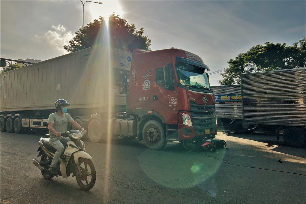 Va chạm với xe đầu kéo, nam bảo vệ tử vong tại chỗ - Ảnh 1.