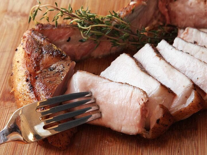 Vì sao thịt lợn nhất định phải nấu chín kỹ, không được ăn tái? - Ảnh 1.