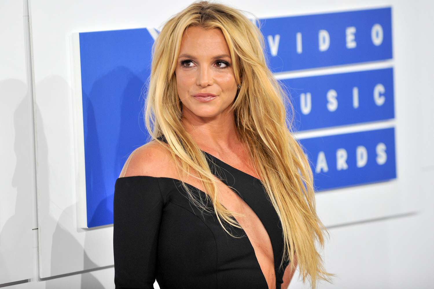 Spent billions of dollars on surgery to look like Britney Spears, what does this once crazy fan look like now?  - Photo 2.