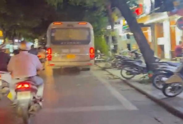 Hà Nội: Đi xe vào đường cấm trên phố tài xế bị tước bằng lái xe - Ảnh 1.