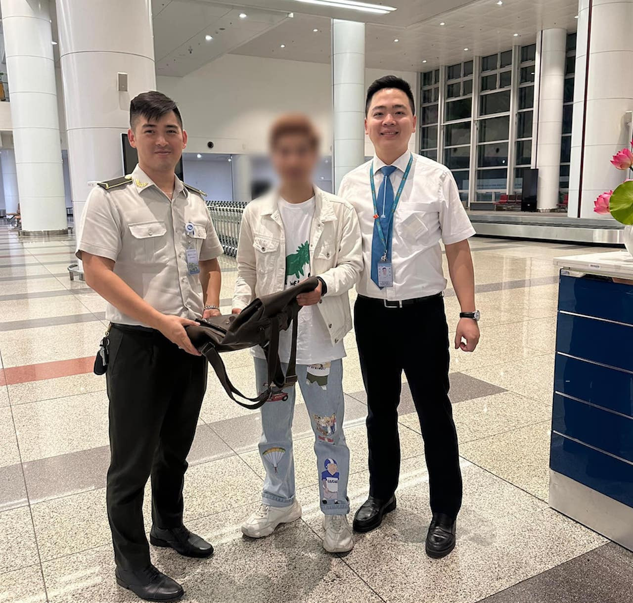 Hành khách bỏ quên ba lô chứa hàng triệu ngoại tệ và trang sức ở sân bay Nội Bài - Ảnh 2. Hành khách bỏ quên ba lô chứa hàng triệu ngoại tệ và trang sức ở sân bay Nội Bài - Ảnh 2.