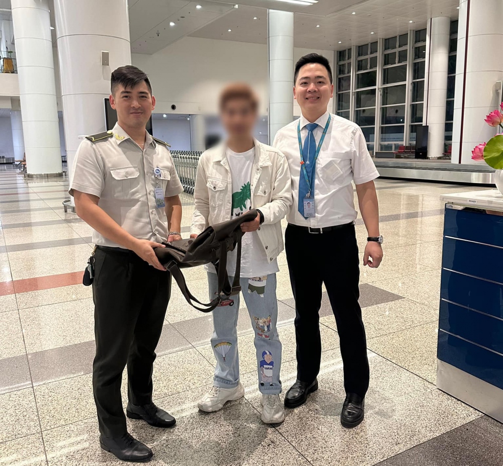 Hành khách vui mừng nhận lại ba lô có nhiều ngoại tệ ở sân bay Nội Bài - Ảnh 1.