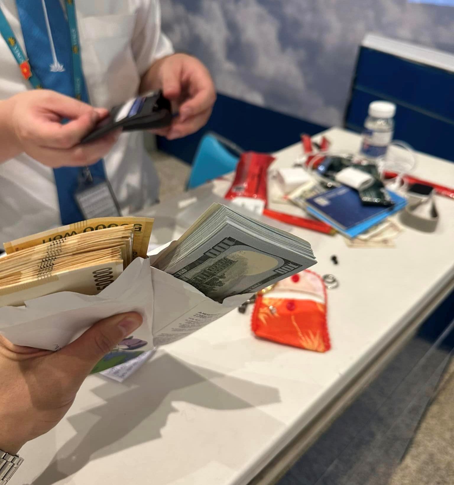 Thanh niên quên balô chứa hơn 200 triệu đồng cùng nhiều trang sức ở sân bay - Ảnh 1. Thanh niên quên balô chứa hơn 200 triệu đồng cùng nhiều trang sức ở sân bay - Ảnh 1.