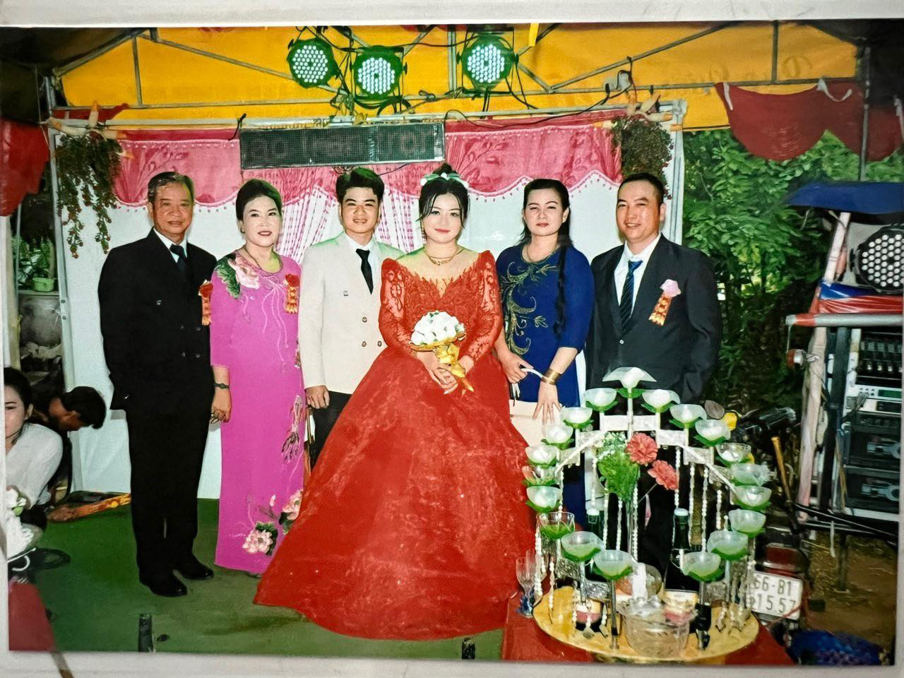 Chụp ảnh cưới theo ý mẹ chồng, cô dâu chú rể dở khóc dở cười ngày nhận ảnh - Ảnh 4. Chụp ảnh cưới theo ý mẹ chồng, cô dâu chú rể dở khóc dở cười ngày nhận ảnh - Ảnh 4.