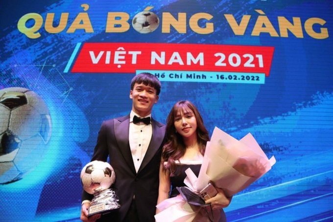 Chuyện tình của cầu thủ Việt đang gây xôn xao vì quá giàu: Quen bạn gái qua mạng, vướng nghi vấn rạn nứt rồi lộ "hint" quay lại - Ảnh 5. Chuyện tình của cầu thủ Việt đang gây xôn xao vì quá giàu: Quen bạn gái qua mạng, vướng nghi vấn rạn nứt rồi lộ "hint" quay lại - Ảnh 5.