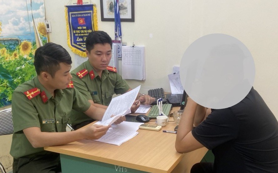 Hành vi dại dột của nam thành niên chia sẻ clip đi xe máy 'bốc đầu' lên Facebook - Ảnh 2. Hành vi dại dột của nam thành niên chia sẻ clip đi xe máy 'bốc đầu' lên Facebook - Ảnh 2.