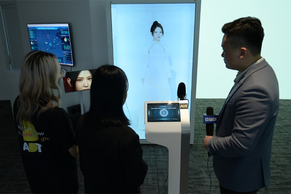 Người ảo AI mang tên Hạ Vy lần đầu xuất hiện và trò chuyện tại triển lãm VIIE 2023 - Ảnh 1.