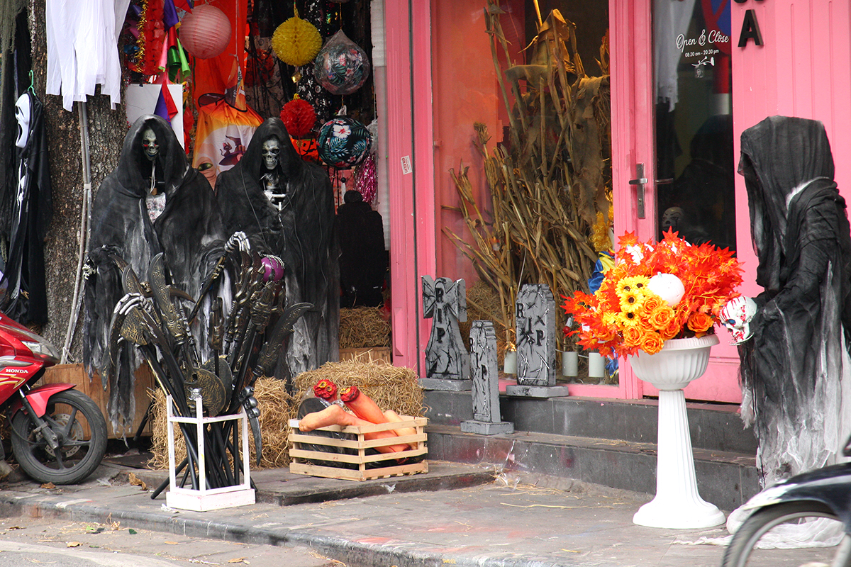Giật mình thon thót khi qua phố Hàng Mã mùa lễ hội Halloween - Ảnh 5.