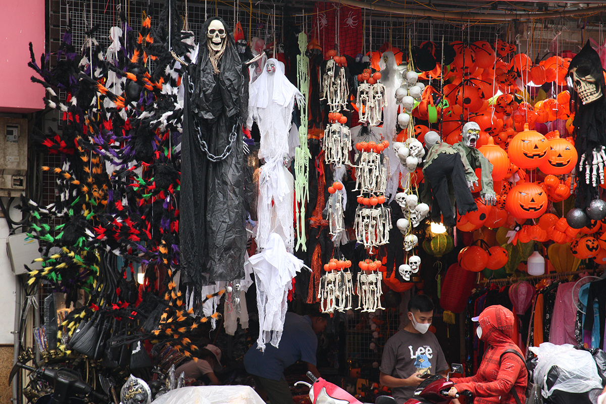 Giật mình thon thót khi qua phố Hàng Mã mùa lễ hội Halloween - Ảnh 2.