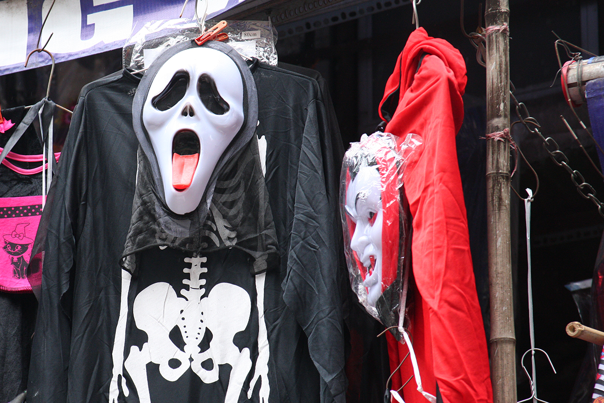 Giật mình thon thót khi qua phố Hàng Mã mùa lễ hội Halloween - Ảnh 6.