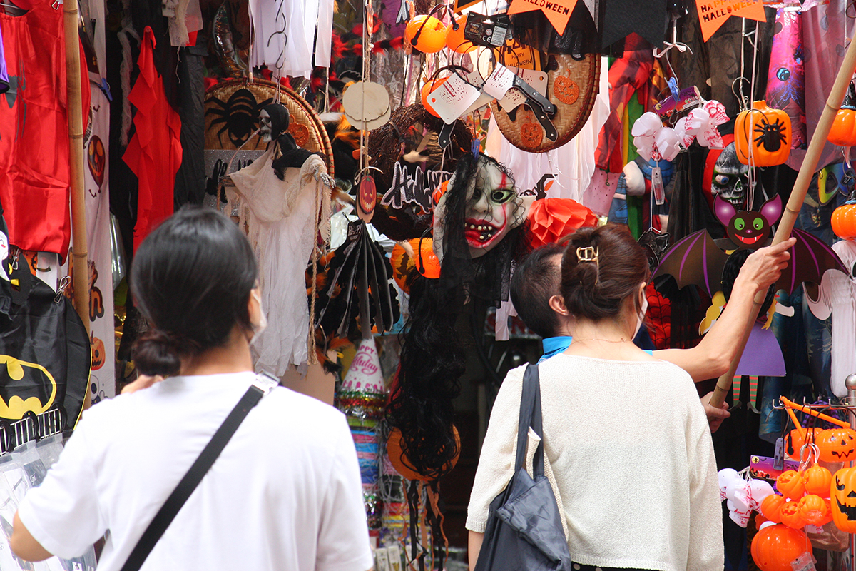 Giật mình thon thót khi qua phố Hàng Mã mùa lễ hội Halloween - Ảnh 3.