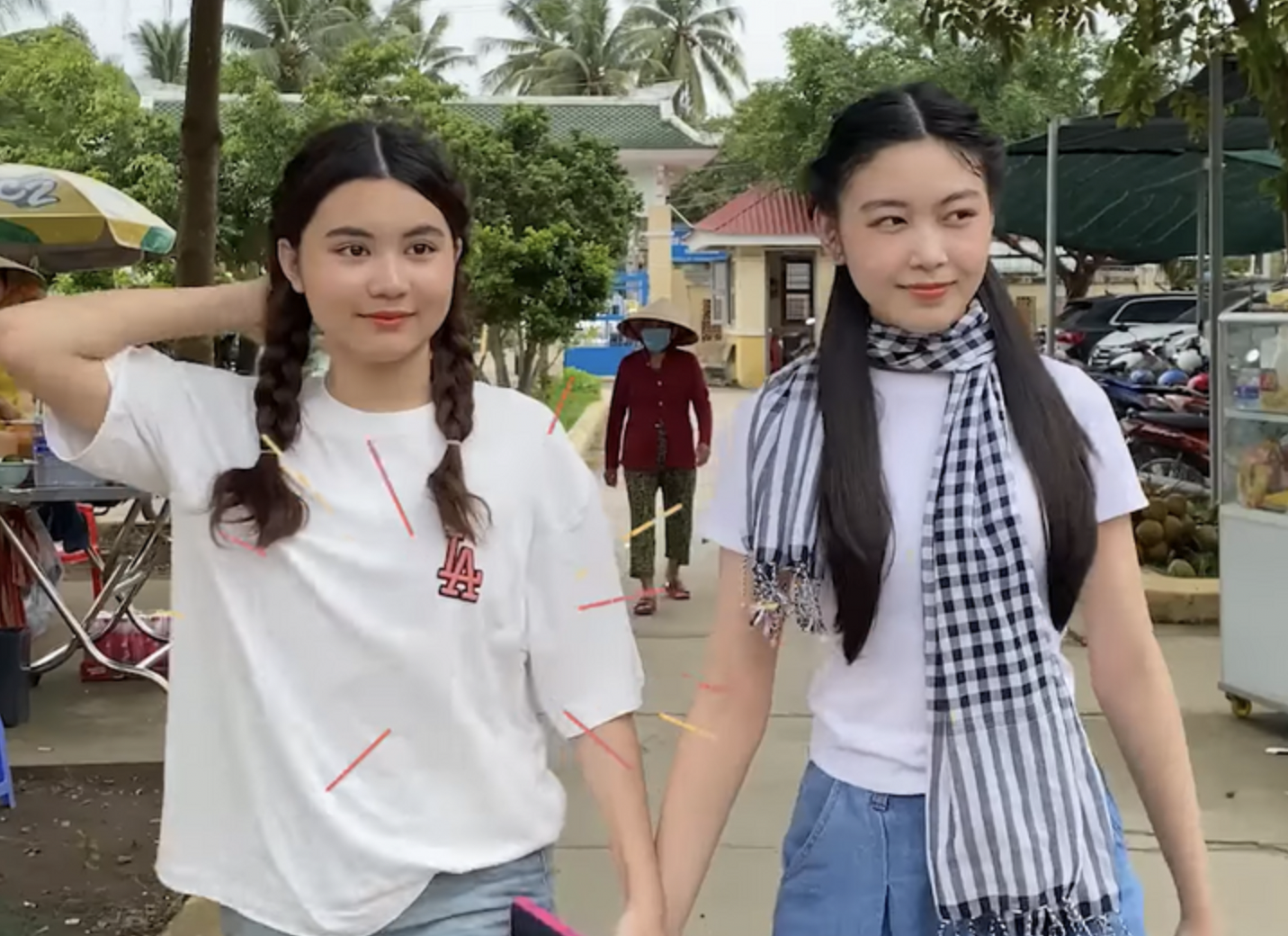 Video đến phim trường thăm ba, 2 ái nữ nhà Quyền Linh lập tức thành tâm điểm - Ảnh 2.