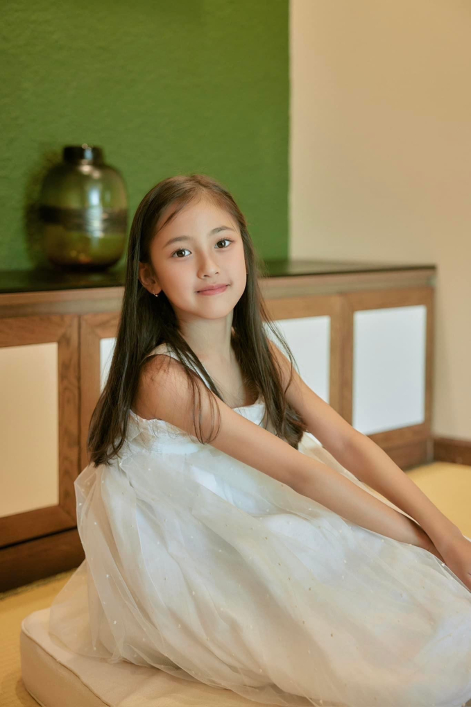 Con gái út Hoa hậu Vbiz được ví như tiểu mỹ nhân, visual 8 tuổi gây sốt - Ảnh 3.