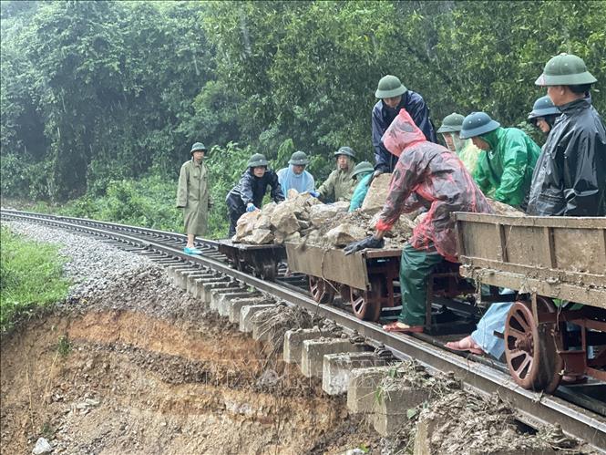 Thông tuyến đường sắt Bắc - Nam qua Hà Tĩnh sau nhiều giờ gián đoạn do mưa lớn - Ảnh 1.