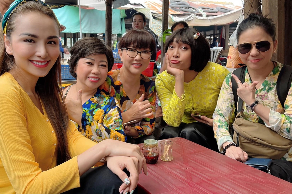 "Nữ hoàng vai phụ" Thụy Mười: Vượt bệnh tật, sống lạc quan tuổi 51 - Ảnh 4. "Nữ hoàng vai phụ" Thụy Mười: Vượt bệnh tật, sống lạc quan tuổi 51 - Ảnh 4.