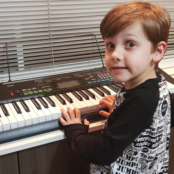 Cậu bé tự kỷ có thể nói 9 ngôn ngữ, chơi nhiều nhạc cụ và sáng tác bài hát nhờ phương pháp dạy con tuyệt vời của cha mẹ - Ảnh 4.