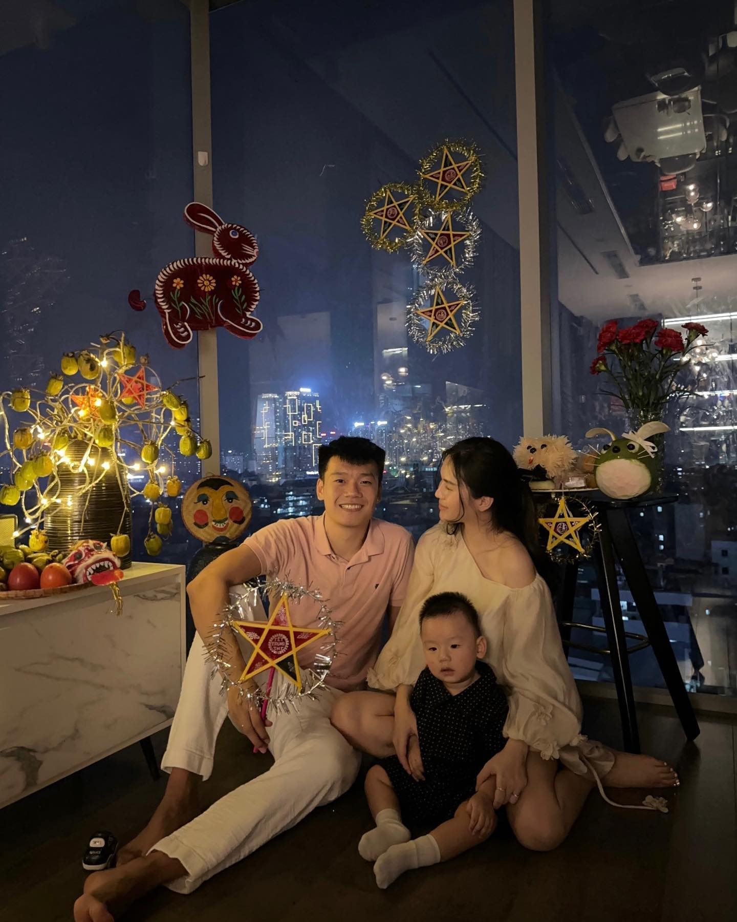 Bên trong căn chung cư cao cấp của vợ chồng Thành Chung: Phòng khách tường kính view khủng ngắm trọn Hà Nội - Ảnh 5.