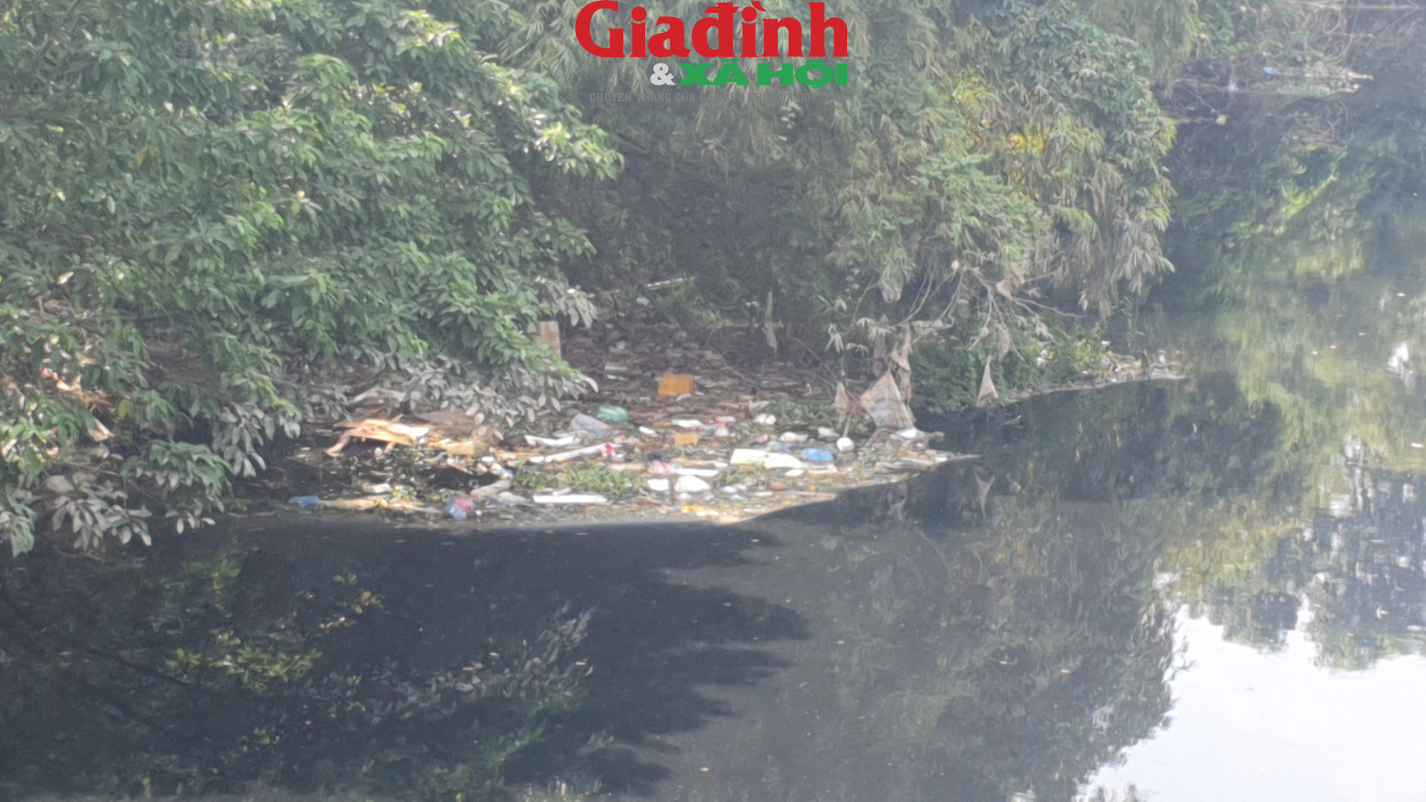 Hà Nội: Sông Nhuệ đang bị ô nhiễm trầm trọng, rác thải trôi nổi trên mặt nước  - Ảnh 6.