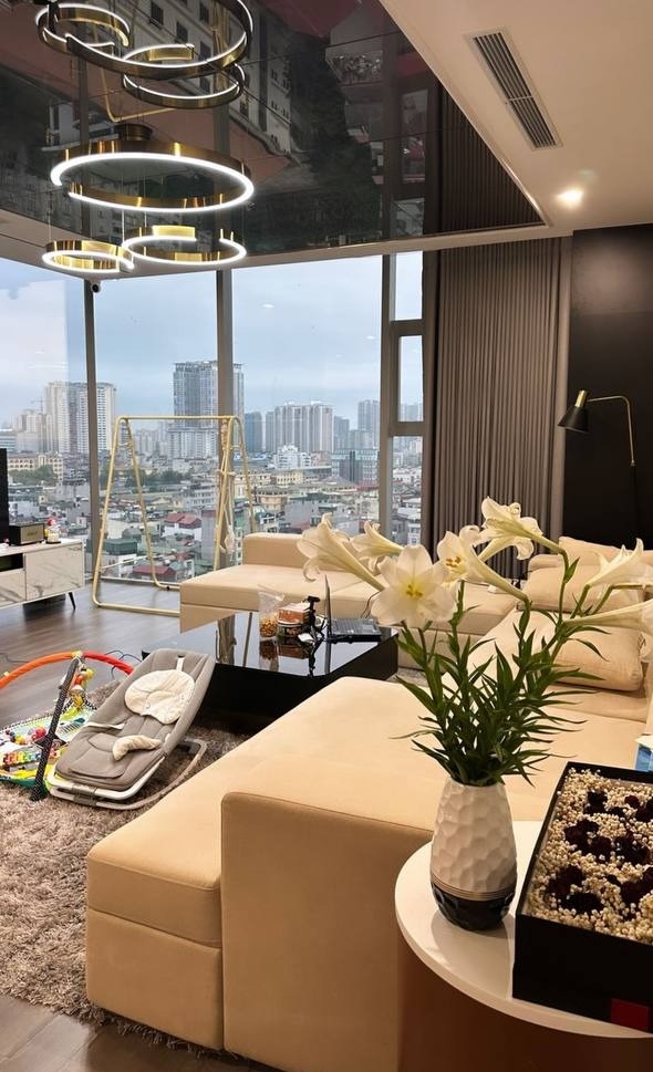 Bên trong căn hộ cao cấp của vợ chồng Thành Chung: Phòng khách tường kính view khủng ngắm trọn Hà Nội - Ảnh 4.