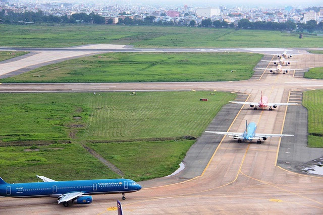 Khẩn trương sửa chữa đường băng Tân Sơn Nhất trong 4 ngày - Ảnh 1. Khẩn trương sửa chữa đường băng Tân Sơn Nhất trong 4 ngày - Ảnh 1.