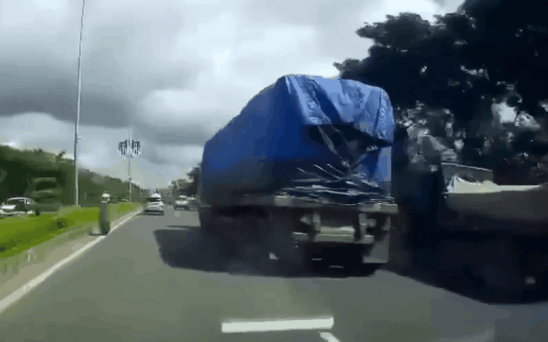 Video: Thót tim cảnh xe đầu kéo đang di chuyển thì bất ngờ "rụng bánh" trên đường quốc lộ