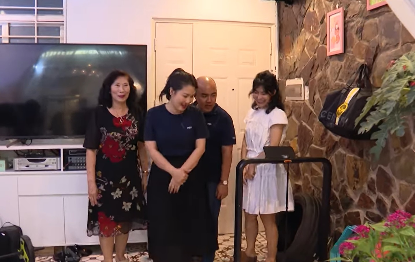 &quot;Bà trùm xã hội đen&quot; Kim Phượng: Giấu gia đình vào viện chữa ung thư và cuộc sống ở tuổi 44 - Ảnh 1.