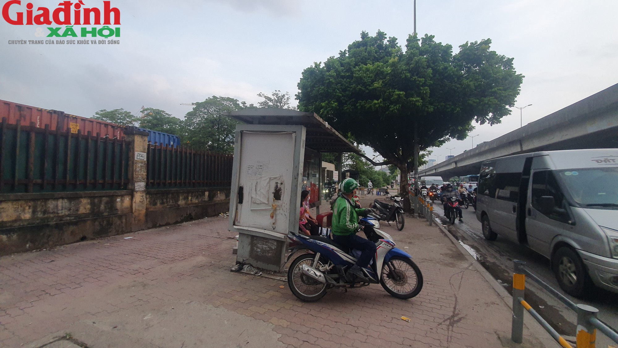 Nhiều điểm chờ xe buýt ở Hà Nội xuống cấp, có nơi đặt ngay cạnh bot điện cao thế - Ảnh 3.