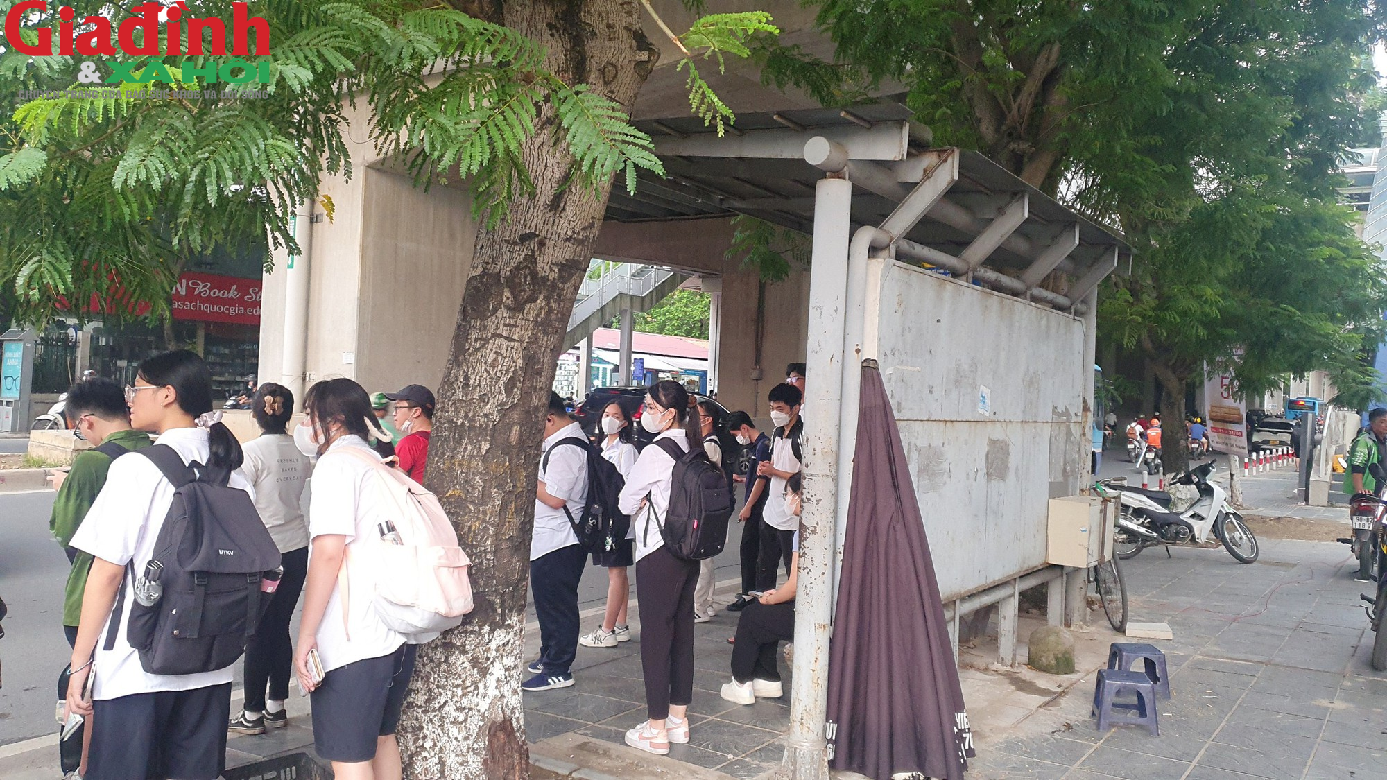 Nhiều điểm chờ xe buýt ở Hà Nội xuống cấp, có nơi đặt ngay cạnh bot điện cao thế - Ảnh 7.