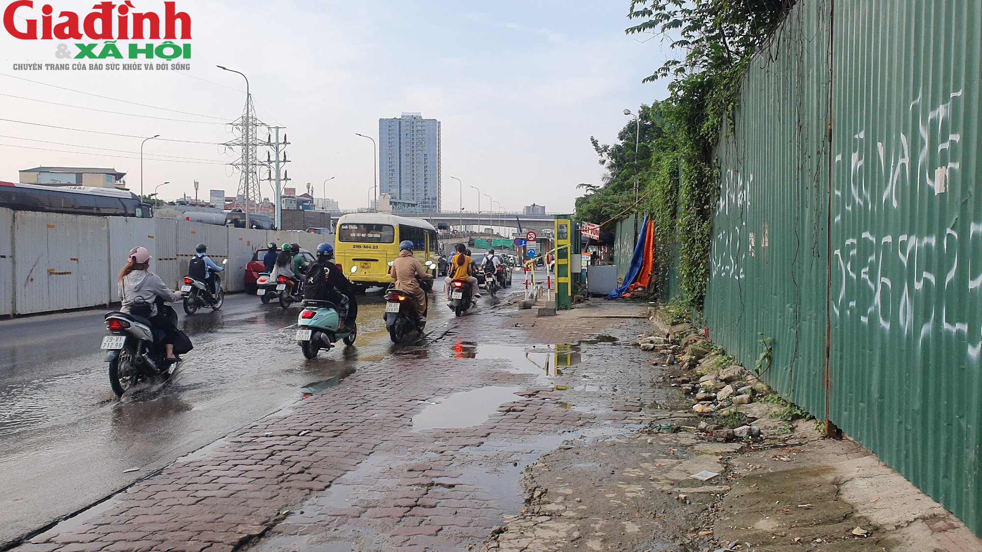 Nhiều điểm chờ xe buýt ở Hà Nội xuống cấp, có nơi đặt ngay cạnh bot điện cao thế - Ảnh 9.
