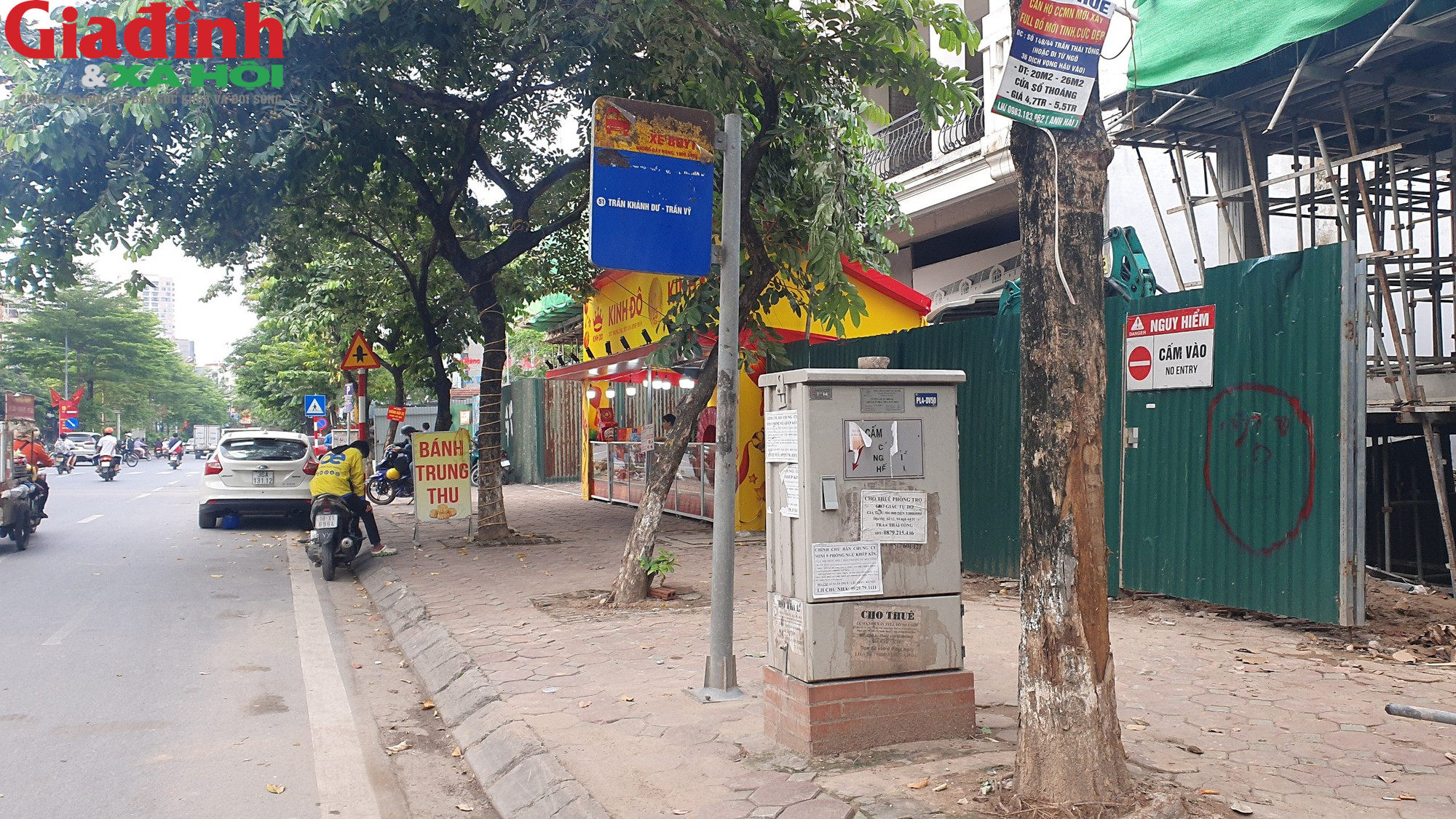 Nhiều điểm chờ xe buýt ở Hà Nội xuống cấp, có nơi đặt ngay cạnh bot điện cao thế - Ảnh 10.