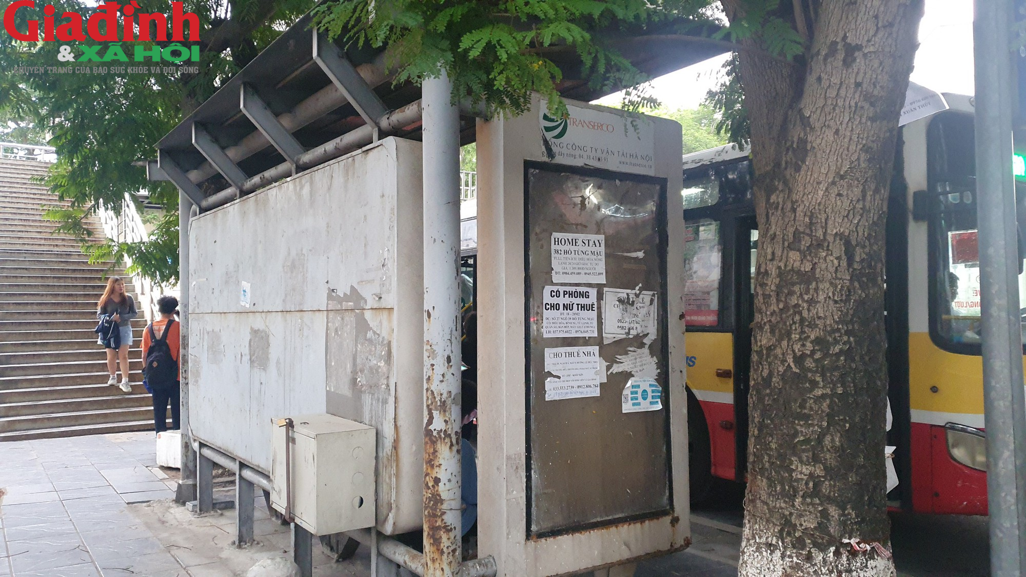 Nhiều điểm chờ xe buýt ở Hà Nội xuống cấp, có nơi đặt ngay cạnh bot điện cao thế - Ảnh 10.