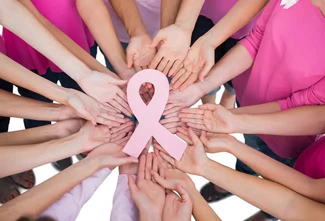 Chuyên gia ung thư chia sẻ 8 dấu hiệu cần nghĩ đến khả năng có khối u đang phát triển trong ngực - Ảnh 2.