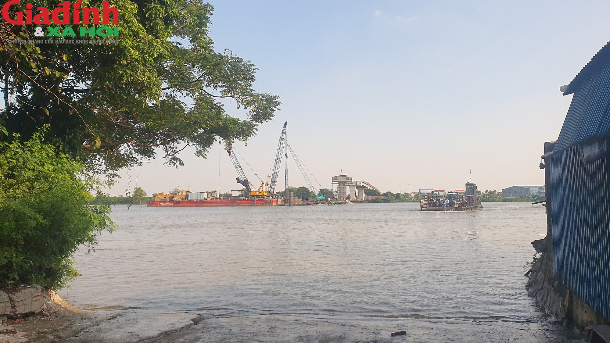 Cận cảnh đại công trình xây dựng cầu Đồng Cao (Nam Định) giữa sông lớn - Ảnh 1.