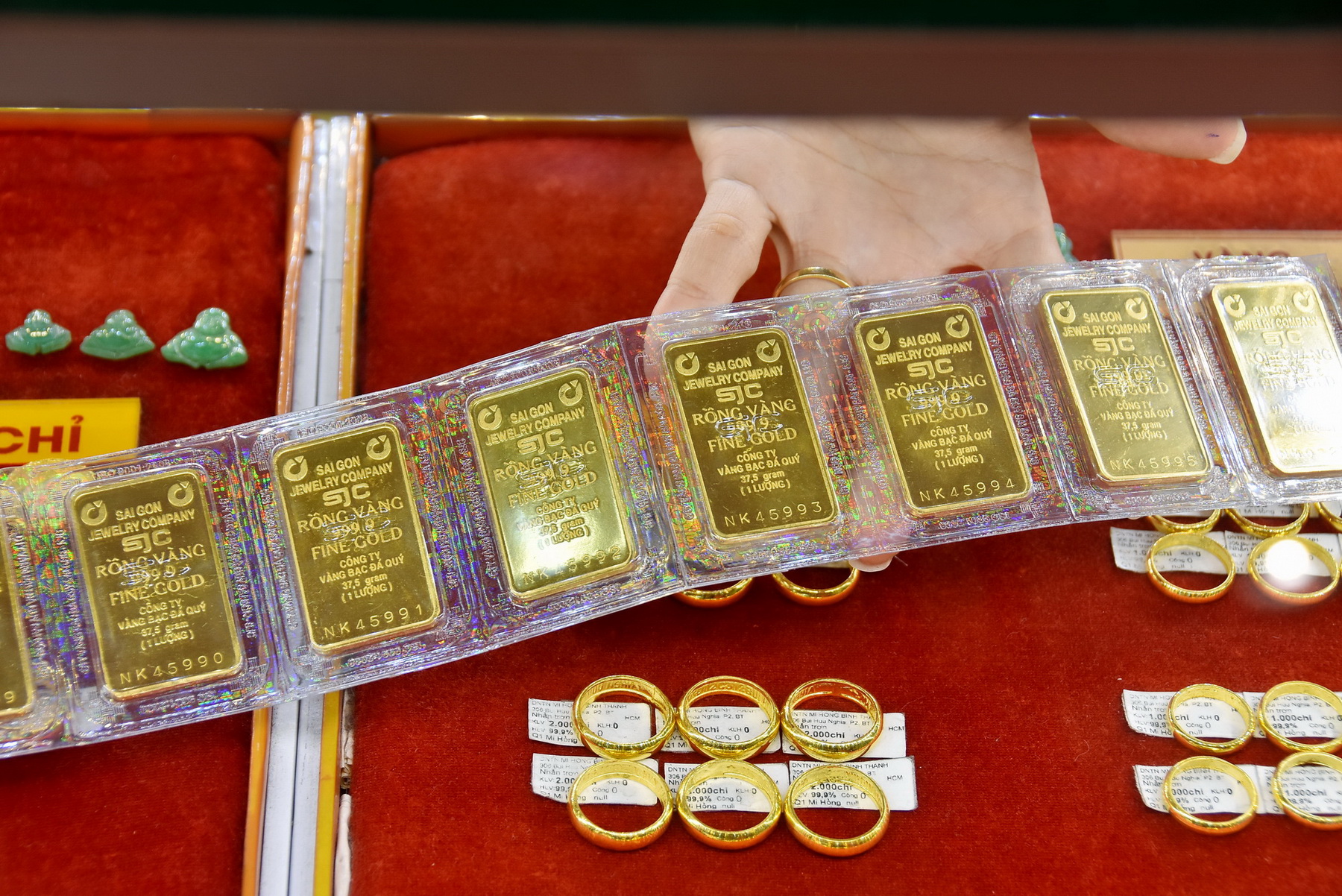 Giá vàng hôm nay 8/10: SJC gây bất ngờ tăng vọt đỉnh cao nhất năm, vàng nhẫn giảm sâu - Ảnh 2.